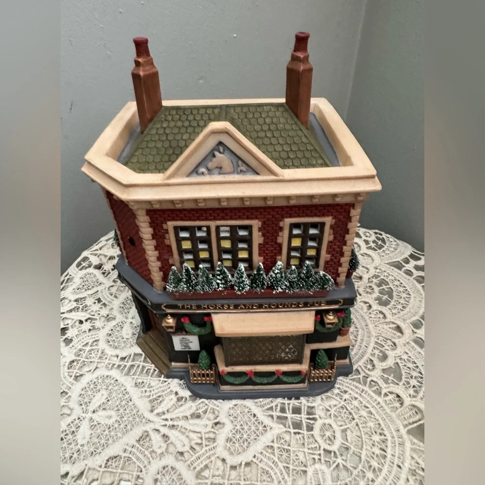 Department 56 Dickens' Village
Series The Horse and Hounds Pub - Picture 2 of 10